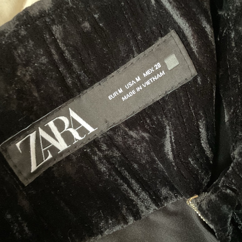 Zara Quilted Velvet Jacket in Black - medium - Picture 6 of 8